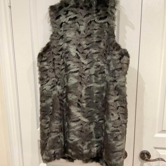 Women’s Faux Fur Vest Holt Renfrew - Picture 2 of 6